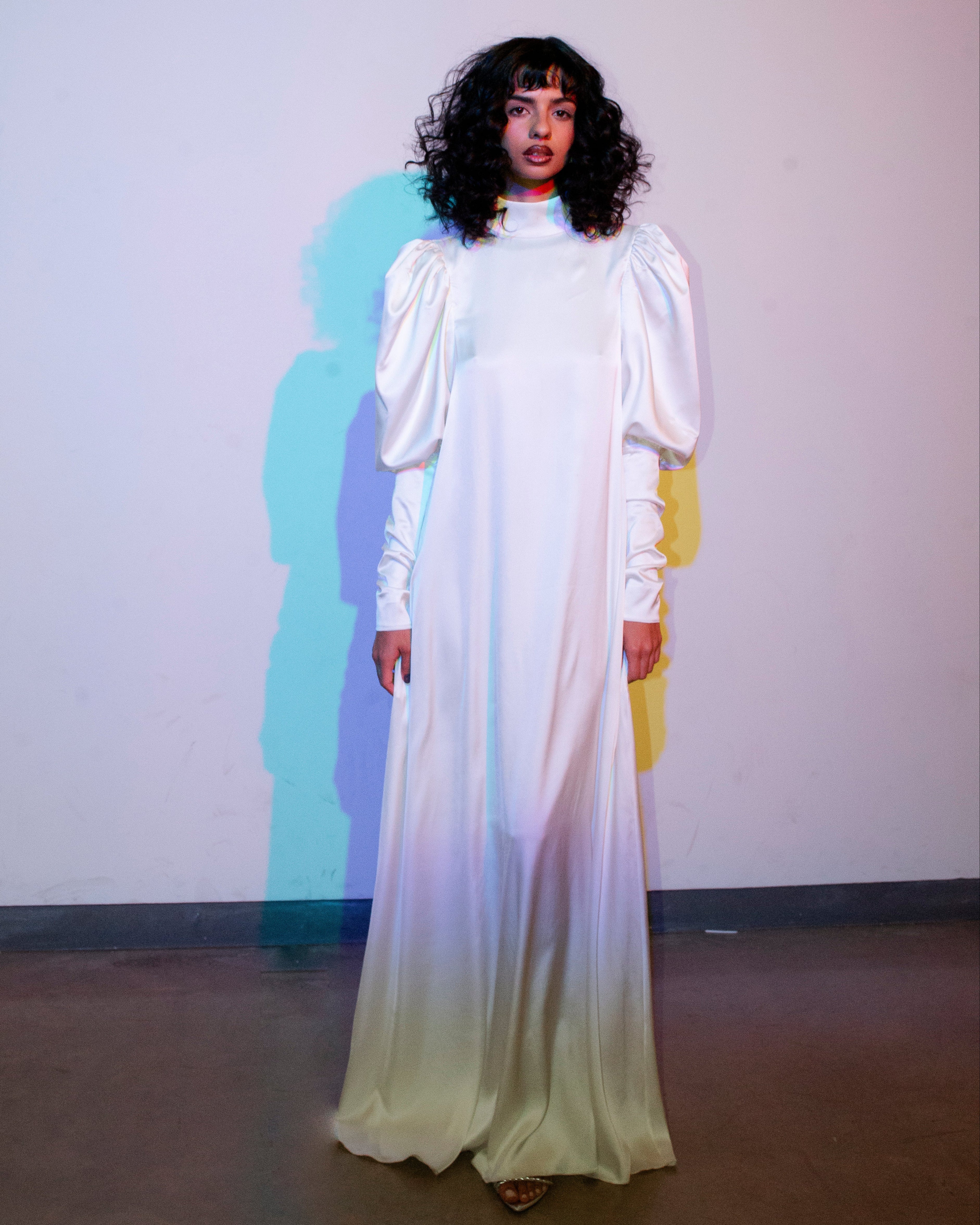 Vestido Longo Cetim com Mangas Bufantes Antera